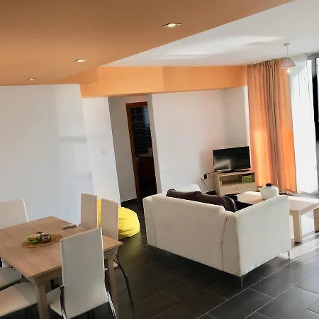 Апартаменты Elegant Finikoudes Walking Distance Apartments. Ларнака