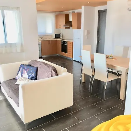 Elegant Finikoudes Walking Distance Apartments. 公寓 *